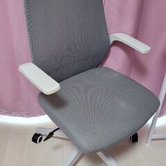 デスクとコンピューターチェアセットの画像