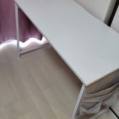 デスクとコンピューターチェアセットの画像