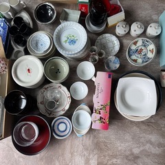 お皿など100円一枚の画像