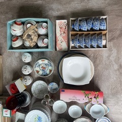お皿など100円一枚の画像