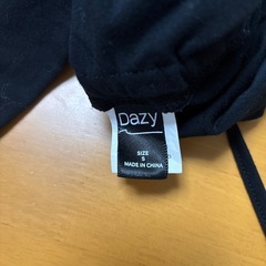 Dazy  ブラック 着丈短めTシャツ 後ろリボンの画像
