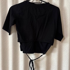Dazy  ブラック 着丈短めTシャツ 後ろリボンの画像