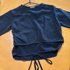Dazy  ブラック 着丈短めTシャツ 後ろリボンの画像
