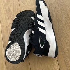 adidas バスケットシューズの画像