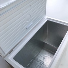 大容量冷凍庫‼️ 冷凍庫 254L 家庭用 ノンフロン チェストフリーザー 上開き 業務用 フリーザー ストッカー 冷凍 保存 バスケット付 大容量 収納 ホワイト MAXZEN マクスゼン JF254ML01WH 2024年製の画像