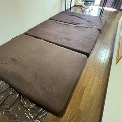 低反発マットレスセミダブル
使用感少しの画像