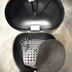 リアボックス　30〜40L前後？　取り付けに必要な金具あり！の画像