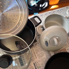 全て新品未使用！蒸し器付き鍋、洗桶、鍋2点、すき焼き鍋、ザル、天ぷら鍋、タイマー8点セットの画像