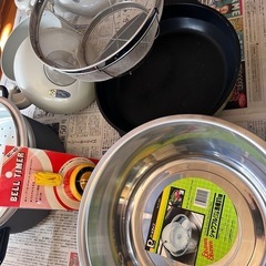 全て新品未使用！蒸し器付き鍋、洗桶、鍋2点、すき焼き鍋、ザル、天ぷら鍋、タイマー8点セットの画像