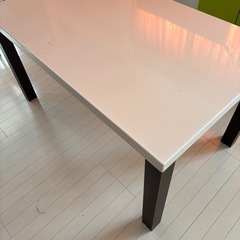 ダイニングテーブルの画像