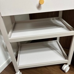 グレージュ　キャスター付きワゴン①の画像