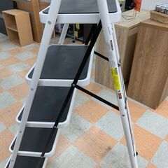 【ｼﾞｬﾝｸﾞﾙｼﾞｬﾝｸﾞﾙ金沢店】折りたたみ式 階段型 脚立  W(幅)46.5×D(奥行き)98.5×H(高さ)161cm  ※クリーニング済みの画像