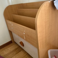 絵本棚 おもちゃ箱の画像