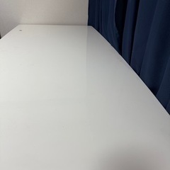 シンプルモダンな白の大型ダイニングテーブル 長机 インテリアの画像