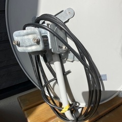 BSアンテナとベランダ取付金具の画像