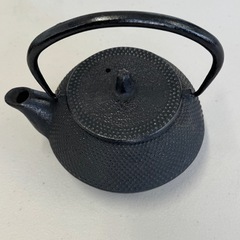 鉄製のミニ急須と飾り扇のセットの画像