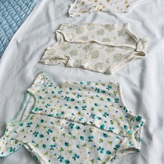 美品☆ベビー服&哺乳瓶消毒ケース&哺乳瓶の画像
