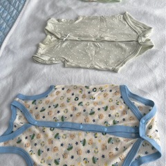 美品☆ベビー服&哺乳瓶消毒ケース&哺乳瓶の画像