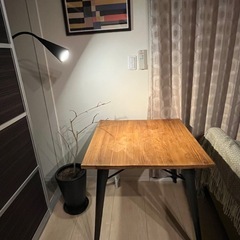正方形木製テーブルの画像