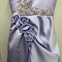 子供ドレス 110cm ラベンダー 発表会 結婚式 ピアノ演奏会 フォーマル サテン 刺繍 花飾り付き　【糸島市内 送料無料】48302-5の画像