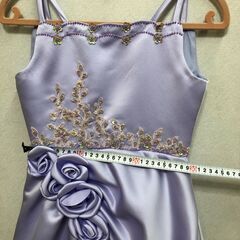 子供ドレス 110cm ラベンダー 発表会 結婚式 ピアノ演奏会 フォーマル サテン 刺繍 花飾り付き　【糸島市内 送料無料】48302-5の画像
