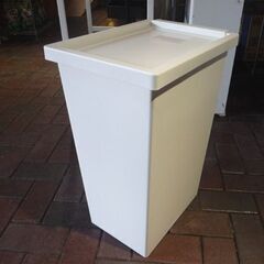 IKEA ふた付き容器 FILUR(フィルール) 白 42.1L イケア ふた付き ダストボックス ごみ箱 ゴミ箱 札幌市東区 新道東店の画像