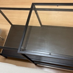 黒縁ガラステーブルの画像