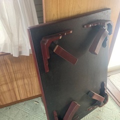 足の短いテーブルの画像