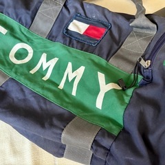 🎒TOMMY HILFIGER ドラム型ボストンバッグ✨  ＼おしゃれ×大容量！旅行やジムにぴったりの万能バッグ／の画像