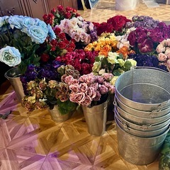 激安バラなどの造花とブリキ製バケツセットの画像