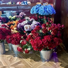 激安バラなどの造花とブリキ製バケツセットの画像
