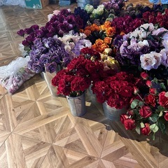 激安バラなどの造花とブリキ製バケツセットの画像