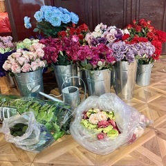 激安バラなどの造花とブリキ製バケツセットの画像