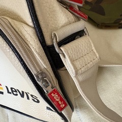 ✅【レア品】LEVI’S レザーショルダーバッグ＋迷彩布バッグ付き♪収納◎の画像