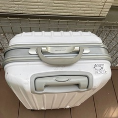 キャリーケース　白の画像