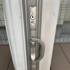 キャリーケース　白の画像
