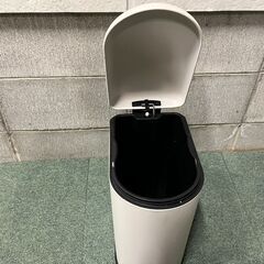 ごみ箱 フットペダル式 ペールボックス プラスチック製 ホワイト 幅18cm×奥行32cm×高さ40cmの画像