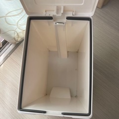 ゴミ箱　白　中くらいの画像