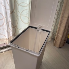 ゴミ箱　白　中くらいの画像