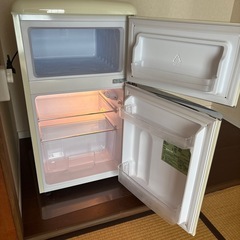 レトロなミニ冷蔵庫の画像