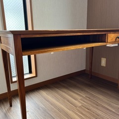 高級感のある机の画像