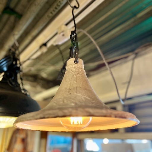 【武蔵小山店】　ペンダントライト 吊り下げ照明 琺瑯 照明 インダストリアル照明 工業系照明 シャビー ホワイト ペイント 白ランプ 塗装 シェード ヴィンテージライト アンティーク ビンテージ enamel pendant light enamel lamp industrial vintage shabby リユース リサイクル 天井 照明  ランプ ランプシェード