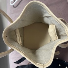 おしゃれな白のバッグの画像