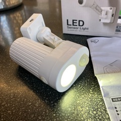 M2509-322 IRIS OHYAMA 乾電池式 LED 防犯 センサーライト LSL-B3SN-200 パールホワイト 2019年製 通電確認済み キズ汚れ有りの画像