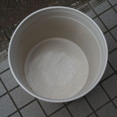 白い鉢カバーの画像