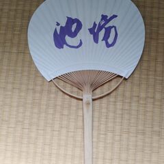高級うちわ 団扇 和風 池坊短期大学 2025年 花きらきら 紫 うちわ 団扇の画像