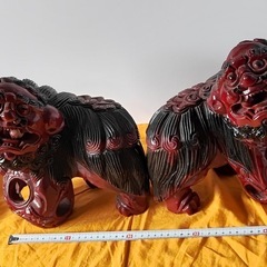 赤色の木製獅子彫刻 の画像