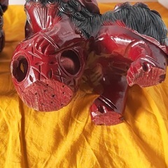 赤色の木製獅子彫刻 の画像