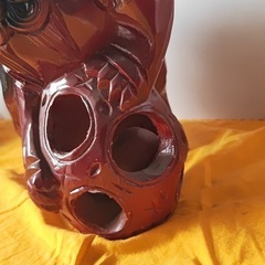 赤色の木製獅子彫刻 の画像