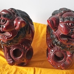 赤色の木製獅子彫刻 の画像
